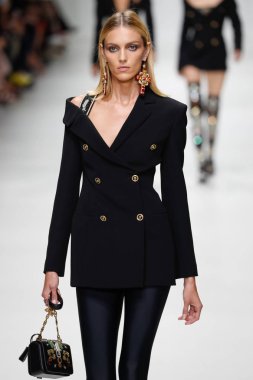 Milan, İtalya - 22 Eylül: Anja Rubik, Milano, İtalya Milano moda hafta ilkbahar/yaz 2018 üzerinde 22 Eylül 2017 sırasında Versace Show'da pist yürür. 