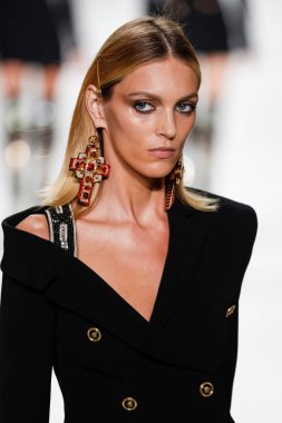 Milan, İtalya - 22 Eylül: Anja Rubik, Milano, İtalya Milano moda hafta ilkbahar/yaz 2018 üzerinde 22 Eylül 2017 sırasında Versace Show'da pist yürür. 