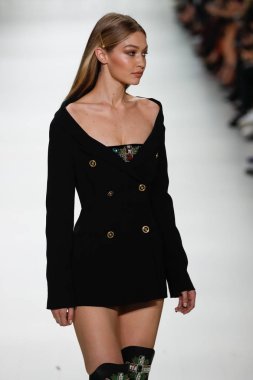 Milan, İtalya - 22 Eylül: Gigi Hadid, Milano, İtalya Milano moda hafta ilkbahar/yaz 2018 üzerinde 22 Eylül 2017 sırasında Versace Show'da pist yürür. 
