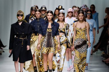 Milan, İtalya - 22 Eylül: Modelleri pist finale Versace Show'da, Milano, İtalya Milano moda hafta ilkbahar/yaz 2018 22 Eylül 2017 Tarih boyunca yürümek. 