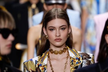 Milan, İtalya - 22 Eylül: Modelleri pist finale Versace Show'da, Milano, İtalya Milano moda hafta ilkbahar/yaz 2018 22 Eylül 2017 Tarih boyunca yürümek. 