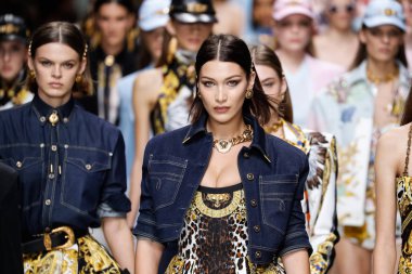 Milan, İtalya - 22 Eylül: Modelleri pist finale Versace Show'da, Milano, İtalya Milano moda hafta ilkbahar/yaz 2018 22 Eylül 2017 Tarih boyunca yürümek. 