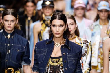 Milan, İtalya - 22 Eylül: Modelleri pist finale Versace Show'da, Milano, İtalya Milano moda hafta ilkbahar/yaz 2018 22 Eylül 2017 Tarih boyunca yürümek. 