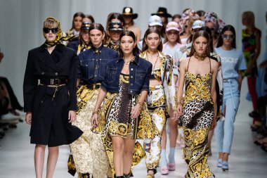 Milan, İtalya - 22 Eylül: Modelleri pist finale Versace Show'da, Milano, İtalya Milano moda hafta ilkbahar/yaz 2018 22 Eylül 2017 Tarih boyunca yürümek. 