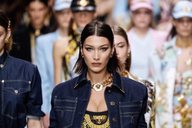 Milan, İtalya - 22 Eylül: Modelleri pist finale Versace Show'da, Milano, İtalya Milano moda hafta ilkbahar/yaz 2018 22 Eylül 2017 Tarih boyunca yürümek. 