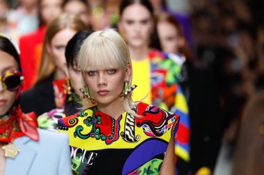 Milan, İtalya - 22 Eylül: Modelleri pist finale Versace Show'da, Milano, İtalya Milano moda hafta ilkbahar/yaz 2018 22 Eylül 2017 Tarih boyunca yürümek. 