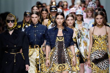 Milan, İtalya - 22 Eylül: Modelleri pist finale Versace Show'da, Milano, İtalya Milano moda hafta ilkbahar/yaz 2018 22 Eylül 2017 Tarih boyunca yürümek. 