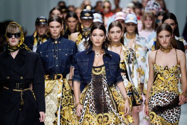 Milan, İtalya - 22 Eylül: Modelleri pist finale Versace Show'da, Milano, İtalya Milano moda hafta ilkbahar/yaz 2018 22 Eylül 2017 Tarih boyunca yürümek. 