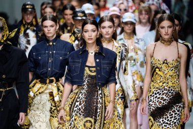 Milan, İtalya - 22 Eylül: Modelleri pist finale Versace Show'da, Milano, İtalya Milano moda hafta ilkbahar/yaz 2018 22 Eylül 2017 Tarih boyunca yürümek. 