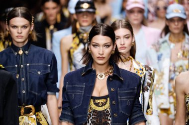 Milan, İtalya - 22 Eylül: Modelleri pist finale Versace Show'da, Milano, İtalya Milano moda hafta ilkbahar/yaz 2018 22 Eylül 2017 Tarih boyunca yürümek. 