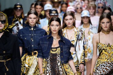 Milan, İtalya - 22 Eylül: Modelleri pist finale Versace Show'da, Milano, İtalya Milano moda hafta ilkbahar/yaz 2018 22 Eylül 2017 Tarih boyunca yürümek. 