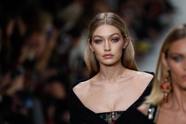 Milan, İtalya - 22 Eylül: Gigi Hadid, Milano, İtalya Milano moda hafta ilkbahar/yaz 2018 üzerinde 22 Eylül 2017 sırasında Versace Show'da pist yürür. 
