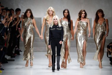 Milan, İtalya - 22 Eylül: Carla Bruni, Claudia Schiffer, Naomi Campbell, Cindy Crawford, Helena Christensen ve Donatella Versace yürüyüş pist üzerinde 22 Eylül 2017 Milan moda hafta ilkbahar/yaz 2018 Milano, Ital sırasında Versace Show'da