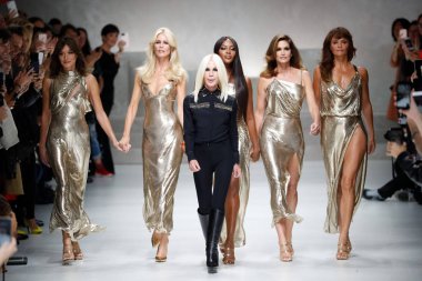 Milan, İtalya - 22 Eylül: Carla Bruni, Claudia Schiffer, Naomi Campbell, Cindy Crawford, Helena Christensen ve Donatella Versace yürüyüş pist üzerinde 22 Eylül 2017 Milan moda hafta ilkbahar/yaz 2018 Milano, Ital sırasında Versace Show'da