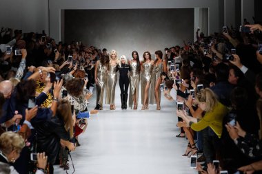 Milan, İtalya - 22 Eylül: Carla Bruni, Claudia Schiffer, Naomi Campbell, Cindy Crawford, Helena Christensen ve Donatella Versace yürüyüş pist üzerinde 22 Eylül 2017 Milan moda hafta ilkbahar/yaz 2018 Milano, Ital sırasında Versace Show'da