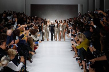 Milan, İtalya - 22 Eylül: Carla Bruni, Claudia Schiffer, Naomi Campbell, Cindy Crawford, Helena Christensen ve Donatella Versace yürüyüş pist üzerinde 22 Eylül 2017 Milan moda hafta ilkbahar/yaz 2018 Milano, Ital sırasında Versace Show'da