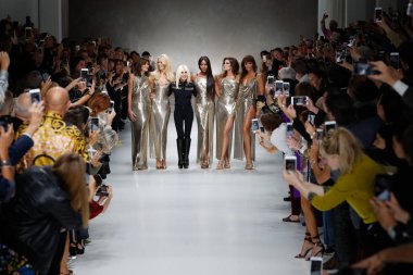 Milan, İtalya - 22 Eylül: Carla Bruni, Claudia Schiffer, Naomi Campbell, Cindy Crawford, Helena Christensen ve Donatella Versace yürüyüş pist üzerinde 22 Eylül 2017 Milan moda hafta ilkbahar/yaz 2018 Milano, Ital sırasında Versace Show'da