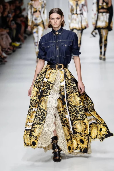 Milan, İtalya - 22 Eylül: Cara Taylor, Milano, İtalya Milano moda hafta ilkbahar/yaz 2018 üzerinde 22 Eylül 2017 sırasında Versace Show'da pist yürür. 