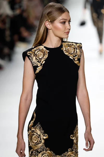 Milan, İtalya - 22 Eylül: Gigi Hadid, Milano, İtalya Milano moda hafta ilkbahar/yaz 2018 üzerinde 22 Eylül 2017 sırasında Versace Show'da pist yürür. 