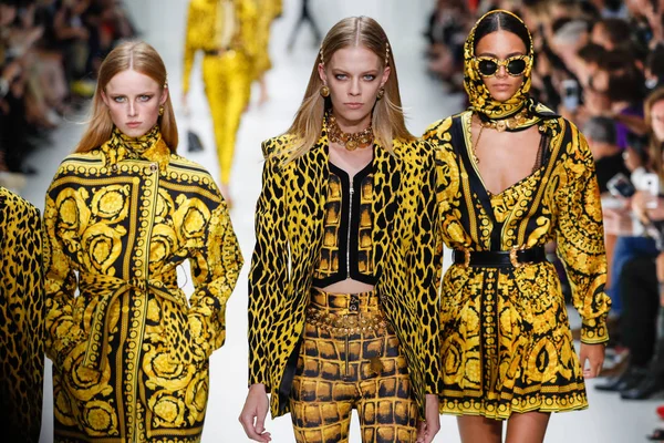 Milán Italia Septiembre Las Modelos Caminan Por Pasarela Espectáculo Versace —  Fotos de Stock