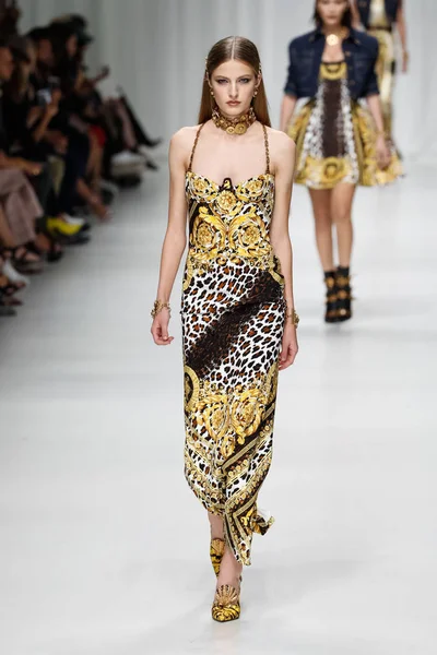 Milano Italien September Felice Noordhoff Går Banan Vid Versace Showen — Stockfoto