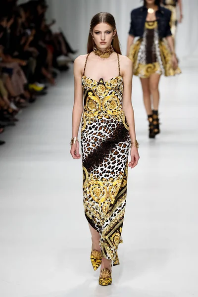 Milan Italië September Felice Noordhoff Loopt Baan Show Van Versace — Stockfoto