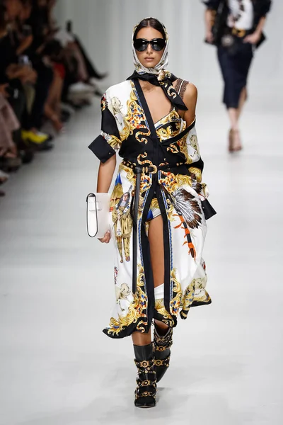 Milan, İtalya - 22 Eylül: Nora Attal, Milano, İtalya Milano moda hafta ilkbahar/yaz 2018 üzerinde 22 Eylül 2017 sırasında Versace Show'da pist yürür. 