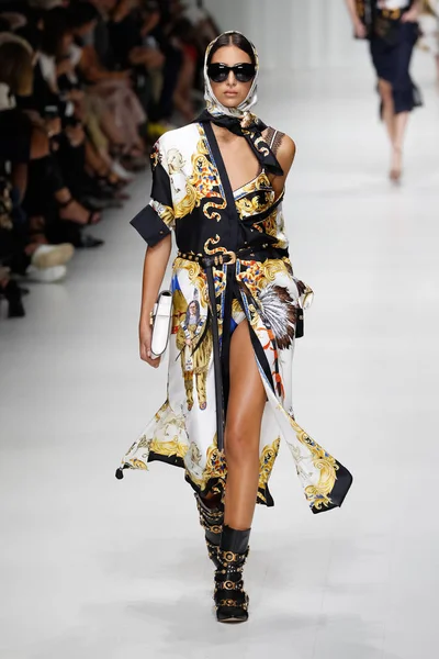 Milan Italië September Nora Attal Loopt Baan Show Van Versace — Stockfoto