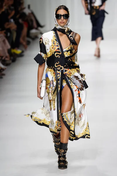 Milan Italië September Nora Attal Loopt Baan Show Van Versace — Stockfoto