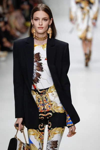 Milan Italy September Kremi Otashliyska Walks Runway Versace Show Milan — Stock Photo, Image