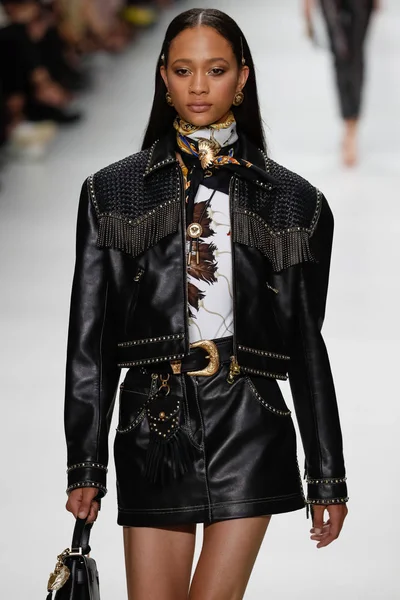 Milan, İtalya - 22 Eylül: Selena Forrest, Milano, İtalya Milano moda hafta ilkbahar/yaz 2018 üzerinde 22 Eylül 2017 sırasında Versace Show'da pist yürür. 