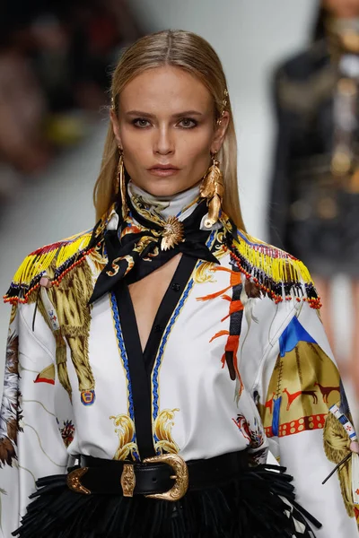 Milan Italy September Natasha Poly Walks Runway Versace Show Milan — Stock Photo, Image