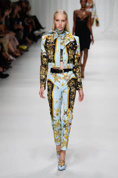 Mailand Italien September Jessie Bloemendaal Läuft Auf Der Versace Show — Stockfoto