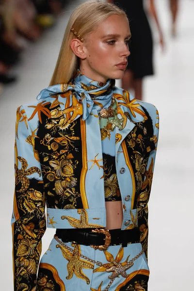 Milan Italië September Jessie Bloemendaal Loopt Baan Show Van Versace — Stockfoto