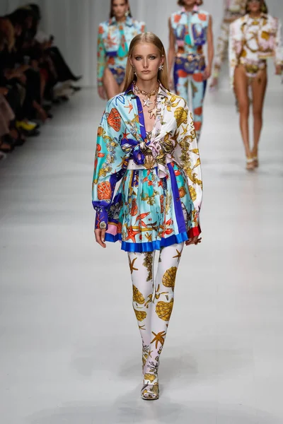 Milan Itálie Září Natalie Ludwig Procházky Dráhy Versace Show Během — Stock fotografie