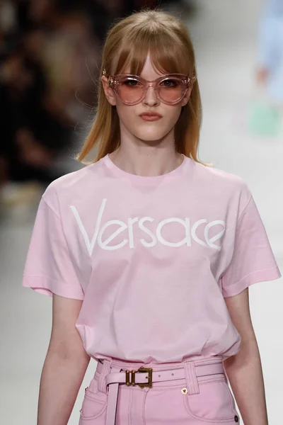 Milán Italia Septiembre Hannah Camina Por Pasarela Espectáculo Versace Durante — Foto de Stock