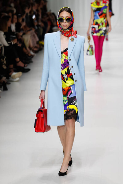 МИЛАН, ИТАЛИЯ - 22 СЕНТЯБРЯ: Исса Лиш ходит по подиуму на шоу Versace во время Миланской Недели Моды Весна / Лето 2018 22 сентября 2017 года в Милане, Италия
. 