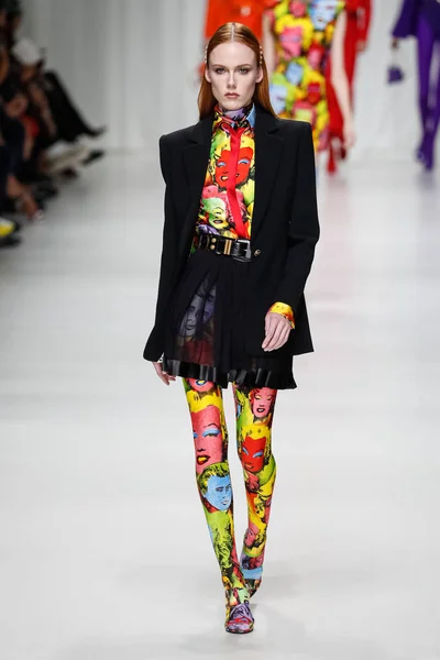 Milan Italië September Kiki Willems Loopt Baan Show Van Versace — Stockfoto