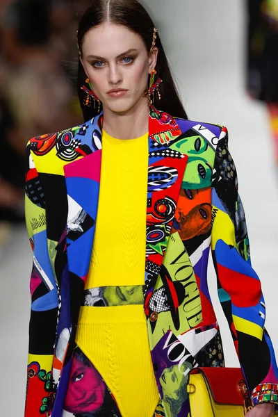 Milan Italië September Sarah Brannon Loopt Baan Show Van Versace — Stockfoto