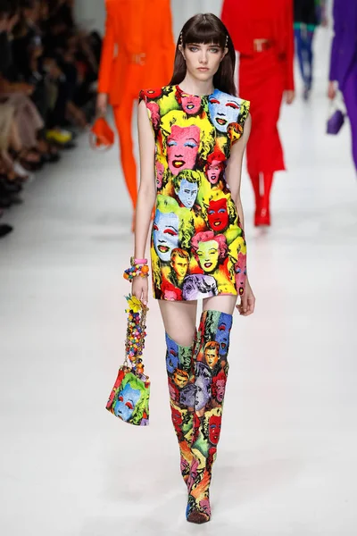 Milan, İtalya - 22 Eylül: Grace Hartzel sırasında Milano, İtalya Milano moda hafta ilkbahar/yaz 2018 üzerinde 22 Eylül 2017 Versace Show'da pist yürür. 