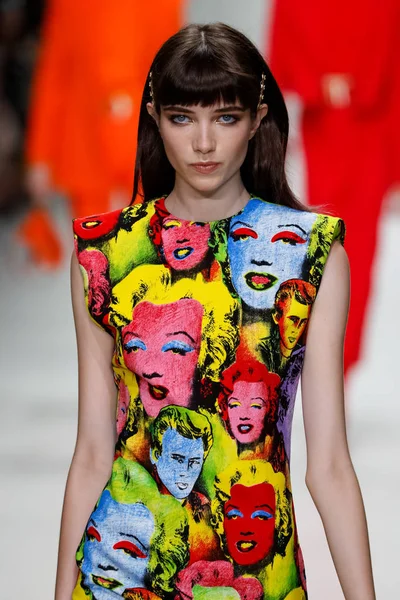 Milán Italia Septiembre Grace Hartzel Camina Por Pasarela Espectáculo Versace —  Fotos de Stock