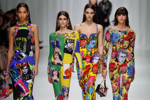 Milan, İtalya - 22 Eylül: Yasmin Wijnaldum, Kaia Gerber, Mika Arganaraz, Vittoria Ceretti Versace Show'da pist üzerinde 22 Eylül 2017 Milan moda hafta ilkbahar/yaz 2018, Milano, İtalya sırasında yürümek. 