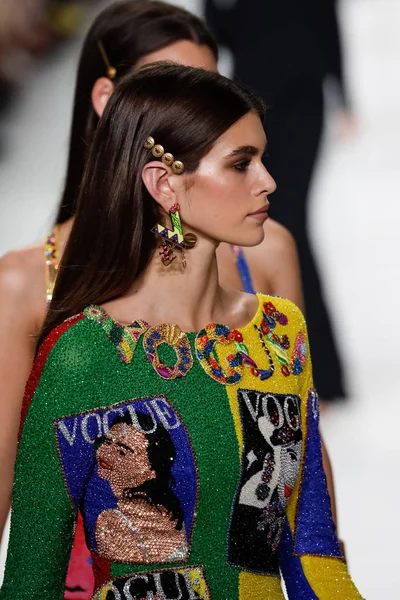 Milão Itália Setembro Kaia Gerber Caminha Pista Versace Show Durante — Fotografia de Stock