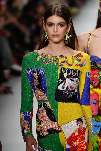 Milán Italia Septiembre Kaia Gerber Camina Por Pasarela Espectáculo Versace —  Fotos de Stock