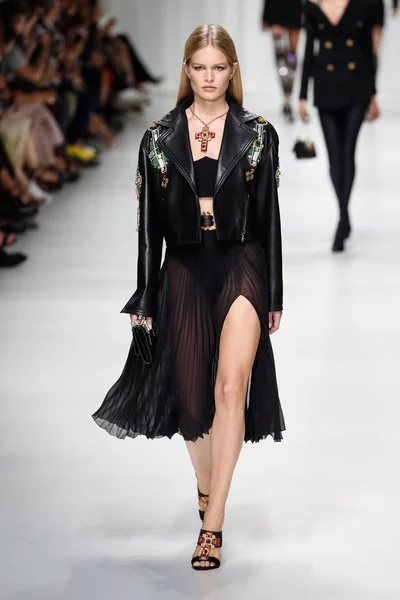Milan Itálie Září Anna Ewers Procházky Dráhy Versace Show Během — Stock fotografie