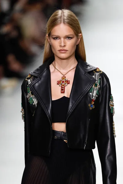 Milan Italië September Anna Ewers Loopt Baan Show Van Versace — Stockfoto