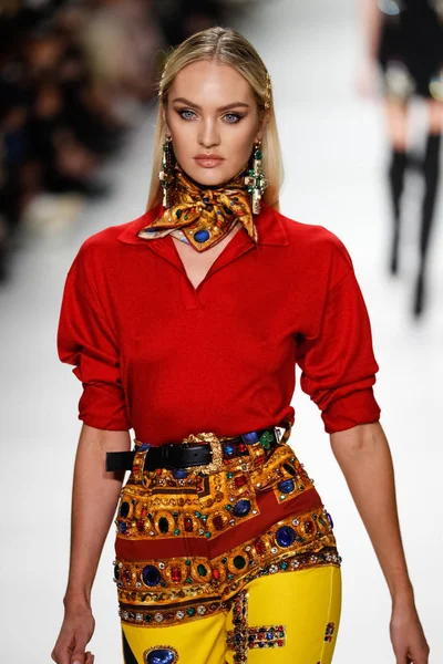 Milan Italië September Candice Swanepoel Loopt Baan Show Van Versace — Stockfoto