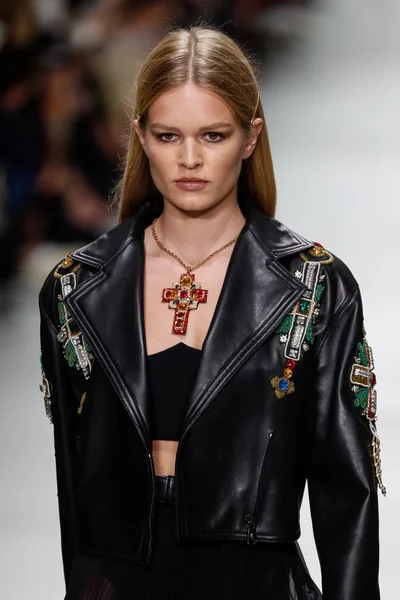 Milan, İtalya - 22 Eylül: Anna ibrik, Milano, İtalya Milano moda hafta ilkbahar/yaz 2018 üzerinde 22 Eylül 2017 sırasında Versace Show'da pist yürür. 