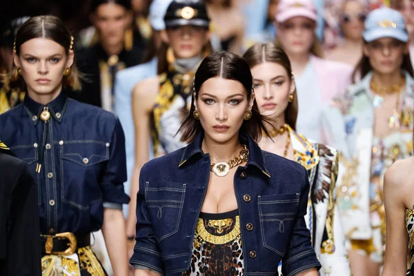 Milan, İtalya - 22 Eylül: Modelleri pist finale Versace Show'da, Milano, İtalya Milano moda hafta ilkbahar/yaz 2018 22 Eylül 2017 Tarih boyunca yürümek. 