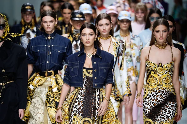 Milão Itália Setembro Modelos Percorrem Final Pista Versace Show Durante — Fotografia de Stock